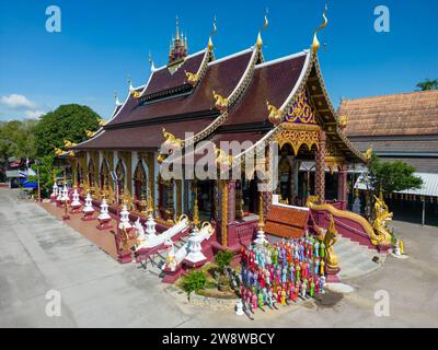 Lampang, Thailand - 2. Dezember 2023: Wat Phra Chedi Sao lang ist ein buddhistischer Tempel in Lampang, Thailand. Der Tempel ist etwa 1,5 kg groß Stockfoto