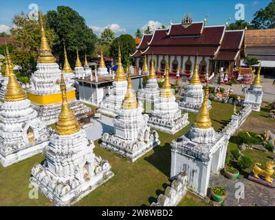 Lampang, Thailand - 2. Dezember 2023: Wat Phra Chedi Sao lang ist ein buddhistischer Tempel in Lampang, Thailand. Der Tempel ist etwa 1,5 kg groß Stockfoto