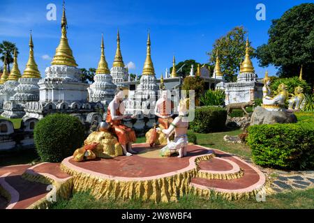 Lampang, Thailand - 2. Dezember 2023: Wat Phra Chedi Sao lang ist ein buddhistischer Tempel in Lampang, Thailand. Der Tempel ist etwa 1,5 kg groß Stockfoto