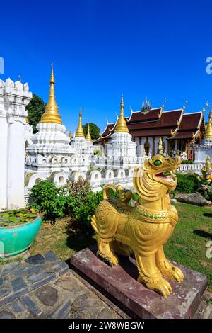 Lampang, Thailand - 2. Dezember 2023: Wat Phra Chedi Sao lang ist ein buddhistischer Tempel in Lampang, Thailand. Der Tempel ist etwa 1,5 kg groß Stockfoto