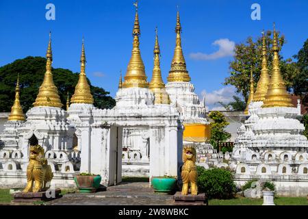 Lampang, Thailand - 2. Dezember 2023: Wat Phra Chedi Sao lang ist ein buddhistischer Tempel in Lampang, Thailand. Der Tempel ist etwa 1,5 kg groß Stockfoto