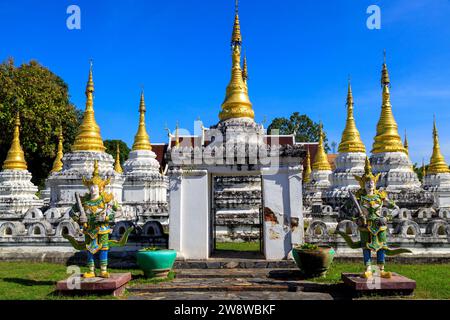 Lampang, Thailand - 2. Dezember 2023: Wat Phra Chedi Sao lang ist ein buddhistischer Tempel in Lampang, Thailand. Der Tempel ist etwa 1,5 kg groß Stockfoto