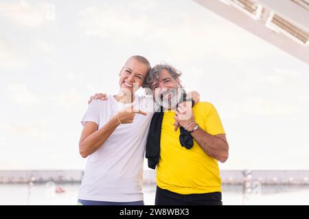 Sport Senior Mann und junge Frau lachen glücklich Stockfoto
