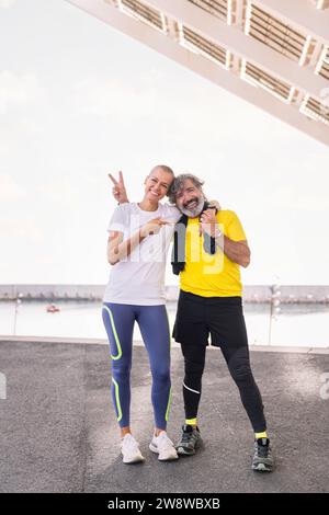 Sport Senior Mann und junge Frau lachen glücklich Stockfoto