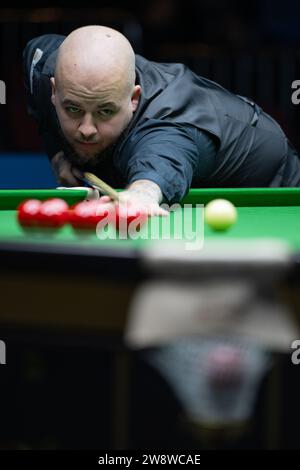 Macau, China. Dezember 2023. Luca Brecel tritt während des Gruppenspiels zwischen Luca Brecel aus Belgien und Barry Hawkins aus England bei den Macau Snooker Masters 2023 in Macao, Südchina, am 22. Dezember 2023 an. Quelle: Cheong Kam Ka/Xinhua/Alamy Live News Stockfoto