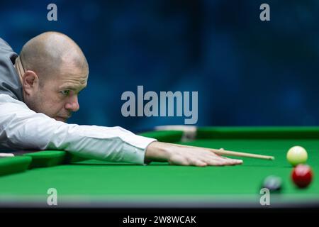 Macau, China. Dezember 2023. Barry Hawkins tritt während des Gruppenspiels zwischen Luca Brecel aus Belgien und Barry Hawkins aus England bei den Macau Snooker Masters 2023 in Macao, Südchina, am 22. Dezember 2023 an. Quelle: Cheong Kam Ka/Xinhua/Alamy Live News Stockfoto