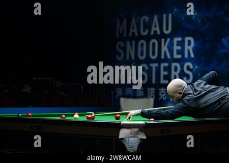 Macau, China. Dezember 2023. Luca Brecel tritt während des Gruppenspiels zwischen Luca Brecel aus Belgien und Barry Hawkins aus England bei den Macau Snooker Masters 2023 in Macao, Südchina, am 22. Dezember 2023 an. Quelle: Cheong Kam Ka/Xinhua/Alamy Live News Stockfoto