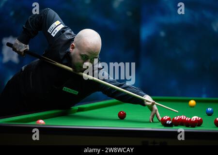 Macau, China. Dezember 2023. Luca Brecel tritt während des Gruppenspiels zwischen Luca Brecel aus Belgien und Barry Hawkins aus England bei den Macau Snooker Masters 2023 in Macao, Südchina, am 22. Dezember 2023 an. Quelle: Cheong Kam Ka/Xinhua/Alamy Live News Stockfoto