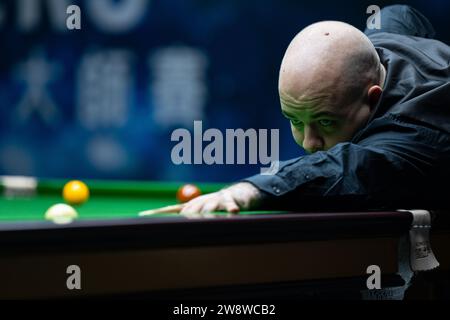 Macau, China. Dezember 2023. Luca Brecel tritt während des Gruppenspiels zwischen Luca Brecel aus Belgien und Barry Hawkins aus England bei den Macau Snooker Masters 2023 in Macao, Südchina, am 22. Dezember 2023 an. Quelle: Cheong Kam Ka/Xinhua/Alamy Live News Stockfoto