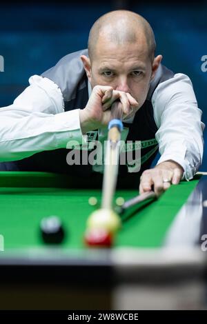 Macau, China. Dezember 2023. Barry Hawkins tritt während des Gruppenspiels zwischen Luca Brecel aus Belgien und Barry Hawkins aus England bei den Macau Snooker Masters 2023 in Macao, Südchina, am 22. Dezember 2023 an. Quelle: Cheong Kam Ka/Xinhua/Alamy Live News Stockfoto