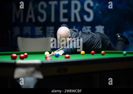 Macau, China. Dezember 2023. Luca Brecel tritt während des Gruppenspiels zwischen Luca Brecel aus Belgien und Barry Hawkins aus England bei den Macau Snooker Masters 2023 in Macao, Südchina, am 22. Dezember 2023 an. Quelle: Cheong Kam Ka/Xinhua/Alamy Live News Stockfoto