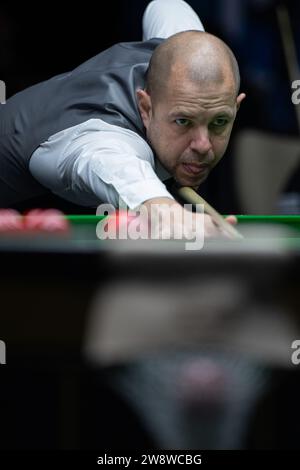 Macau, China. Dezember 2023. Barry Hawkins tritt während des Gruppenspiels zwischen Luca Brecel aus Belgien und Barry Hawkins aus England bei den Macau Snooker Masters 2023 in Macao, Südchina, am 22. Dezember 2023 an. Quelle: Cheong Kam Ka/Xinhua/Alamy Live News Stockfoto