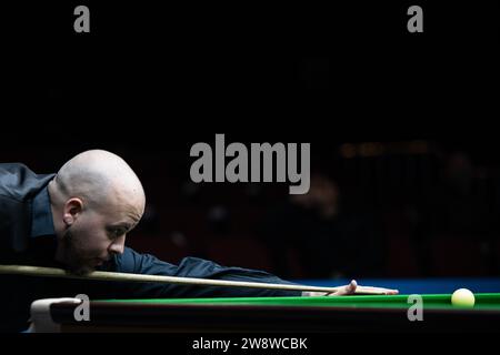 Macau, China. Dezember 2023. Luca Brecel tritt während des Gruppenspiels zwischen Luca Brecel aus Belgien und Barry Hawkins aus England bei den Macau Snooker Masters 2023 in Macao, Südchina, am 22. Dezember 2023 an. Quelle: Cheong Kam Ka/Xinhua/Alamy Live News Stockfoto