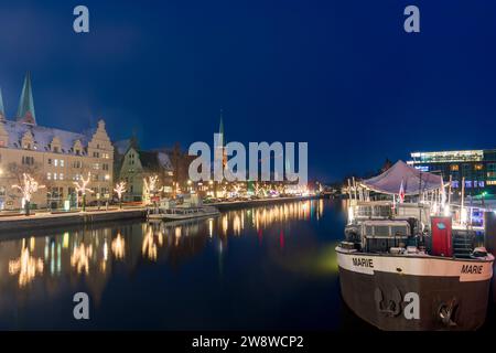 Lübeck: Stadttrave, Altstadt, Kirchen Sankt Marien und Sankt Petri, Weihnachtsdekoration an Bäumen in Ostsee, Schleswig-Holstein, G Stockfoto