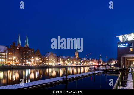 Lübeck: Stadttrave, Altstadt, Kirchen Sankt Marien und Sankt Petri, Weihnachtsdekoration an Bäumen in Ostsee, Schleswig-Holstein, G Stockfoto