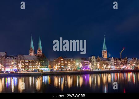 Lübeck: Stadttrave, Altstadt, Kirchen Sankt Marien und Sankt Petri, Weihnachtsdekoration an Bäumen in Ostsee, Schleswig-Holstein, G Stockfoto