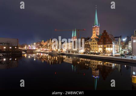 Lübeck: Stadttrave, Altstadt, Kirchen Sankt Marien und Sankt Petri, Weihnachtsdekoration an Bäumen in Ostsee, Schleswig-Holstein, G Stockfoto