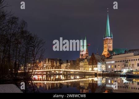 Lübeck: Stadttrave, Altstadt, Kirchen Sankt Marien und Sankt Petri, Weihnachtsdekoration an Bäumen in Ostsee, Schleswig-Holstein, G Stockfoto