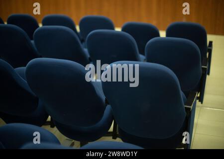 Blaue Sitze im Flur. Sitzreihen. Kinodetails. Plätze für Zuschauer. Stockfoto