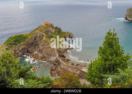 Kleine Insel an der Küste von Biskaya in Spanien. Oben steht eine Eremitage, die Kirche Gaztelugatxeko Doniene oder San Juan de Gaztelugatxe. Panoramablick. Stockfoto