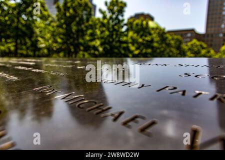 New York, USA; 1. Juni 2023: Das legendäre World Trade Center-Denkmal, eine Hommage an die Opfer des Terroranschlags auf die Doppeltürme. Stockfoto
