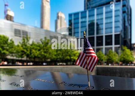 New York, USA; 1. Juni 2023: US-Flagge am World Trade Center Memorial, zu Ehren der Opfer des Terroranschlags der 11er Jahre Stockfoto