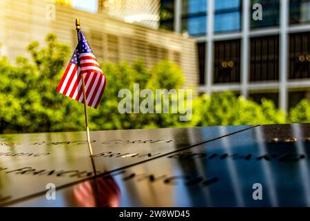 New York, USA; 1. Juni 2023: US-Flagge am World Trade Center Memorial, um die Opfer des Terroranschlags auf die Doppeltürme der 11er Jahre zu ehren Stockfoto