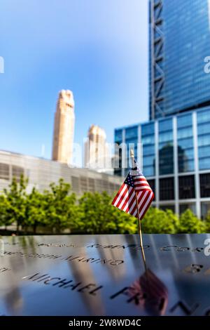 New York, USA; 1. Juni 2023: Eine amerikanische Flagge am World Trade Center Memorial, die die Opfer des Terroranschlags ehrt. Stockfoto