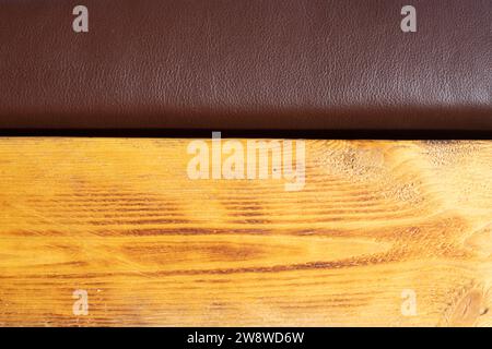 Details von Möbeln aus Holz. Möbel aus Dielen. Der Innenraum ist aus Holz. Sofa aus Brettern. Stockfoto