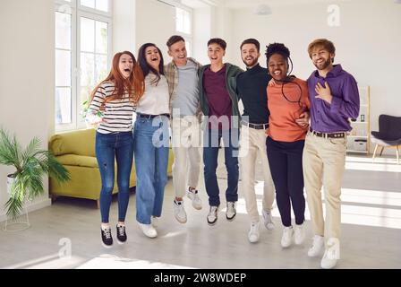 Multinationale Gruppe junger Menschen im Wohnzimmer Stockfoto