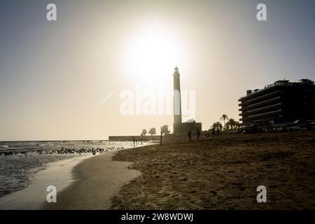 Leuchtturm in Maspalomas ( Faro de Maspalomas ) auf der Kanarischen Insel Gran Canaria in Spanien bei Sonnenuntergang mit Sandstrand und Meer Stockfoto