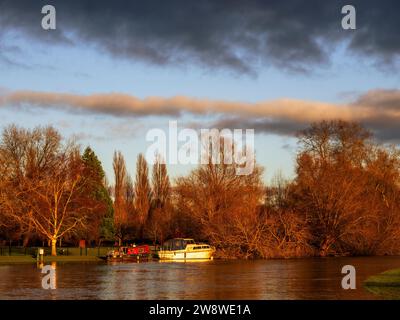 Sonnenuntergang, Abbey Meadows, Abingdon-on-Thames, Oxfordshire, England, GROSSBRITANNIEN, GB. Stockfoto