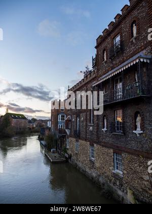 Abenddämmerung, Blick von der Folly Bridge, Beacons Tower (Caudwells Castle, Caudwell's Folly), Themse, Oxford, Oxfordshire, England, Großbritannien, GB. Stockfoto