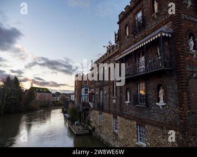 Abenddämmerung, Blick von der Folly Bridge, Beacons Tower (Caudwells Castle, Caudwell's Folly), Themse, Oxford, Oxfordshire, England, Großbritannien, GB. Stockfoto