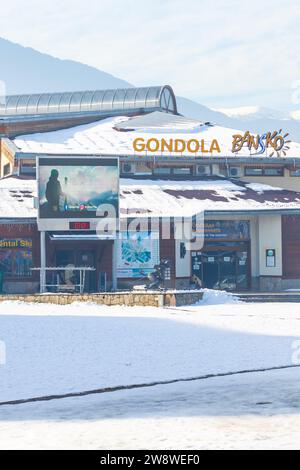 Bansko, Bulgarien - 20. Dezember 2023: Bulgarisches Winterskigebiet, Eintritt zur Gondelstation, Winter Stockfoto