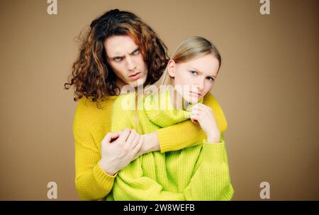 Unzufrieden mit dem Umarmen junger Paare. Familienkonfliktstreit zweier Geschlechterkonzepte. Amtsmissbrauch in der Familie. Ein junges Paar, das sich streitet Stockfoto