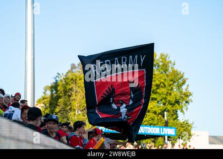 Adelaide, Australien. Dezember 2023. Adelaide, Australien, 22. Dezember 2023: Fans von Adelaide United schwingen eine Flagge während des Spiels der Isuzu UTE A-League Men zwischen Adelaide United und Newcastle Jets im Coopers Stadium in Adelaide, Australien. (NOE Llamas/SPP) Credit: SPP Sport Press Photo. /Alamy Live News Stockfoto