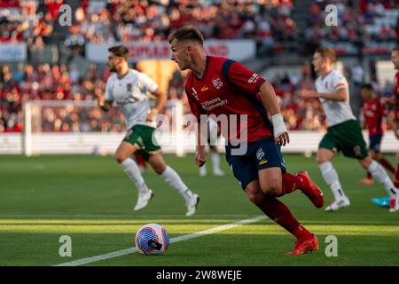 Adelaide, Australien. Dezember 2023. Adelaide, Australien, 22. Dezember 2023: Luka Jovanovic (17 Adelaide United) dribbelt mit dem Ball während des Isuzu UTE A-League Men-Spiels zwischen Adelaide United und Newcastle Jets im Coopers Stadium in Adelaide, Australien. (NOE Llamas/SPP) Credit: SPP Sport Press Photo. /Alamy Live News Stockfoto