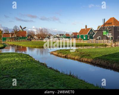 Traditionelle niederländische Häuser mit Windmühlen, hölzerne Zugbrücke und der Käsefarm de Hall im Freilichtmuseum von Zaanse Schans, Zaandam / Zaandijk, ne Stockfoto