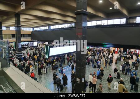 Reisende am überfüllten Bahnhof Euston, die vor den festlichen Tagen zu ihren Zielen in London, Großbritannien, reisen Stockfoto