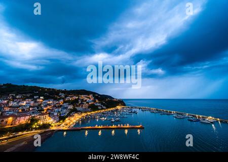 Aus der Vogelperspektive auf den Yachthafen und die Häuser der Stadt Agropoli, Sturmwolken in der Ferne. Stockfoto