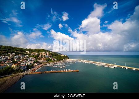 Segelboote vor Anker im Hafen und Jachthafen von Agropoli, die Häuser der Stadt auf einem Felsen in der Ferne. Stockfoto