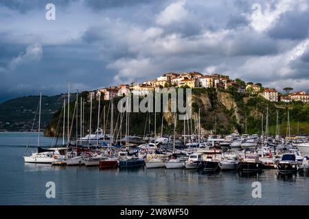 Blick aus der Vogelperspektive auf den Yachthafen und die Häuser der Stadt Agropoli. Stockfoto