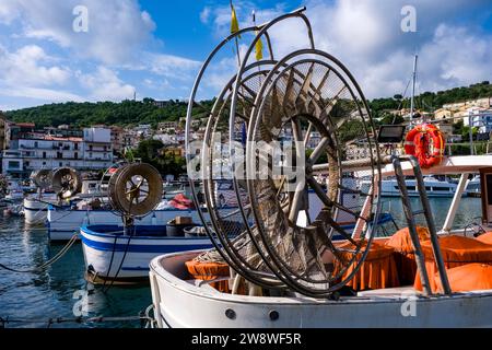 Details von Fischerbooten vor Anker im Hafen und Yachthafen von Agropoli, Häuser der Stadt in der Ferne. Stockfoto