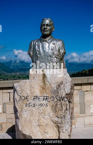 Statue von Joe Petrosino, einem in Padula geborenen Offizier der New York City Police Department, der ein Pionier im Kampf gegen das organisierte Verbrechen war. Stockfoto