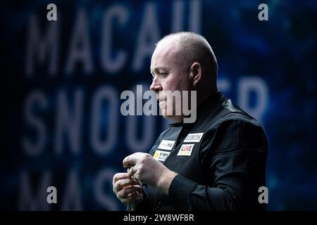 Macau, China. Dezember 2023. John Higgins reagiert während des Gruppenspiels zwischen Barry Hawkins aus England und John Higgins aus Schottland beim Macau Snooker Masters 2023 in Macao, Südchina, 22. Dezember 2023. Quelle: Cheong Kam Ka/Xinhua/Alamy Live News Stockfoto