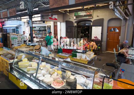 Überdachte Speisen/Straßenmarkt mit Verkaufsständen, Verkaufsstand mit Käse/Käse, in der Altstadt von Antibes, Côte d'Azur, französische Riviera. (135) Stockfoto