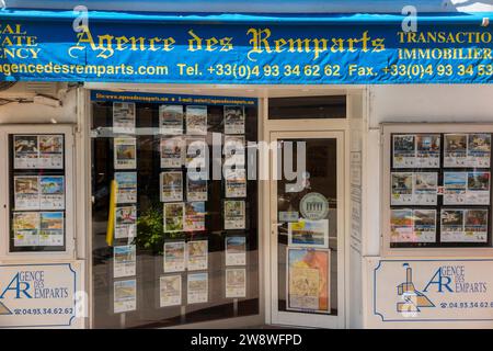 Ein französisches Immobilienbüro, Geschäft/Büro, das Wohnungen, Wohnungen und Häuser verkauft. Agence des Remparts, 13 CR Masséna, Antibes, Frankreich. (135) Stockfoto