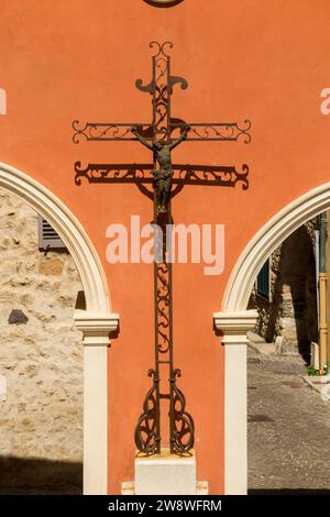 Überqueren Sie das Kruzifix auf dem gewölbten, erhöhten Brückenkorridor, der die Basis des Grimaldi-Turms / Tour Sarrazine mit der Kathedrale von Antibes verbindet. Frankreich. (135) Stockfoto