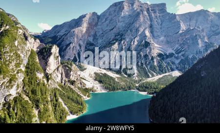 Drohnenflug über den Braiessee (Lago di Braies in den Dolomiten, Südtirol, Italien). Ikonischer türkisfarbener Alpensee, umgeben vom Seekofel-Gipfel. Stockfoto